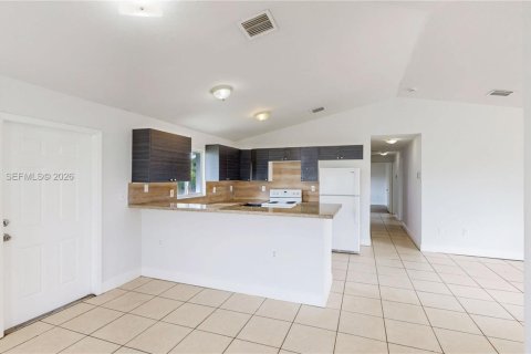 House in Florida City, Florida 3 bedrooms, 126.16 sq.m. № 2066205 - photo 14