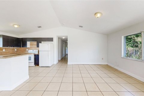 House in Florida City, Florida 3 bedrooms, 126.16 sq.m. № 2066205 - photo 13