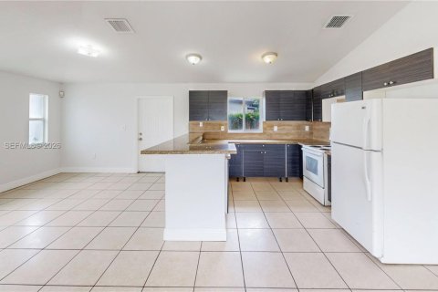 House in Florida City, Florida 3 bedrooms, 126.16 sq.m. № 2066205 - photo 18