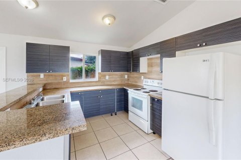 House in Florida City, Florida 3 bedrooms, 126.16 sq.m. № 2066205 - photo 12