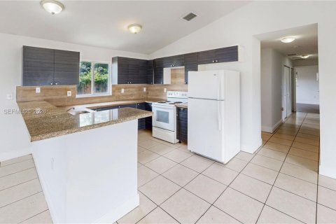 House in Florida City, Florida 3 bedrooms, 126.16 sq.m. № 2066205 - photo 17