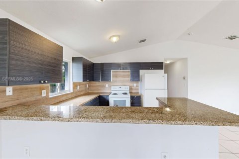 House in Florida City, Florida 3 bedrooms, 126.16 sq.m. № 2066205 - photo 16