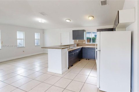 House in Florida City, Florida 3 bedrooms, 126.16 sq.m. № 2066205 - photo 15