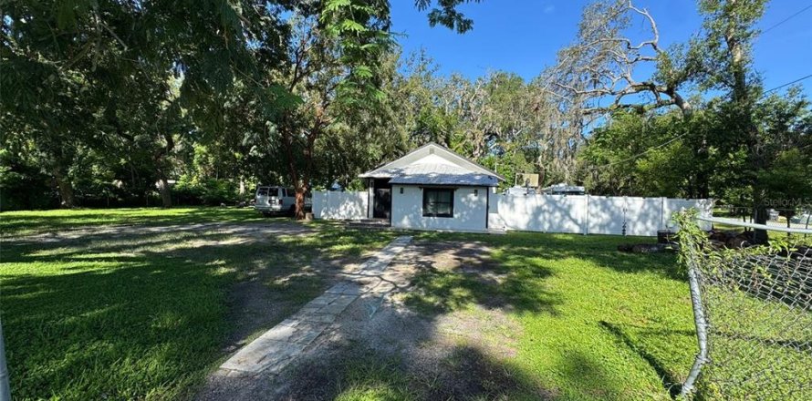 House in Zephyrhills, Florida 3 bedrooms, 68.19 sq.m. № 1894502