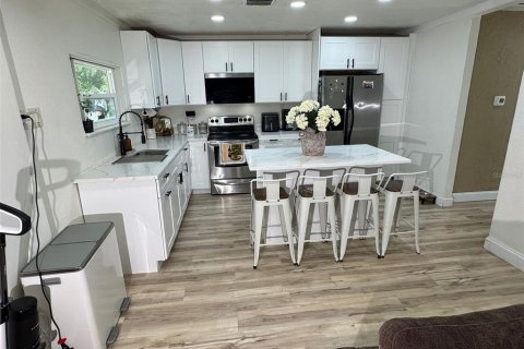 House in Zephyrhills, Florida 3 bedrooms, 68.19 sq.m. № 1894502 - photo 9