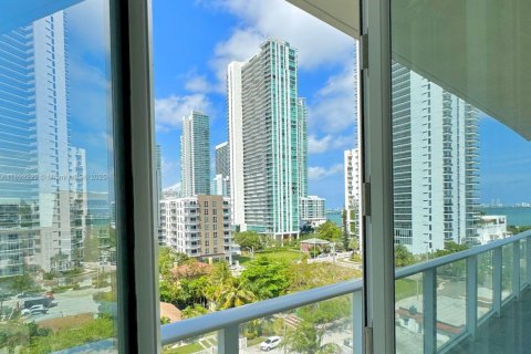 Condo in Miami, Florida, 2 bedrooms  № 1944218 - photo 11