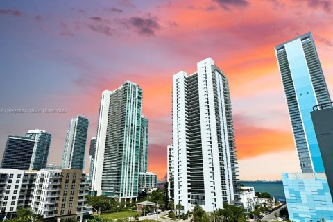 Condo in Miami, Florida, 2 bedrooms  № 1944218 - photo 3