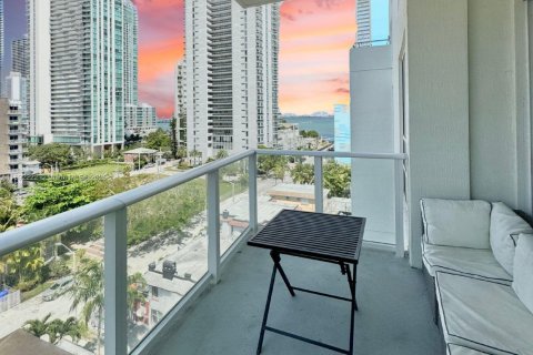 Condo in Miami, Florida, 2 bedrooms  № 1944218 - photo 1