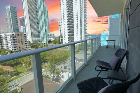Condo in Miami, Florida, 2 bedrooms  № 1944218 - photo 2