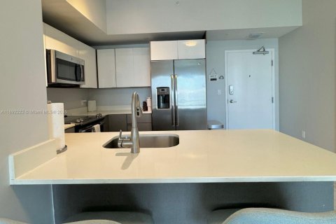 Condo in Miami, Florida, 2 bedrooms  № 1944218 - photo 6