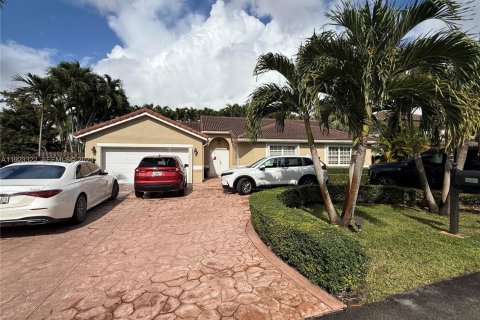 House in Miami, Florida 4 bedrooms, 231.79 sq.m. № 1976963 - photo 1