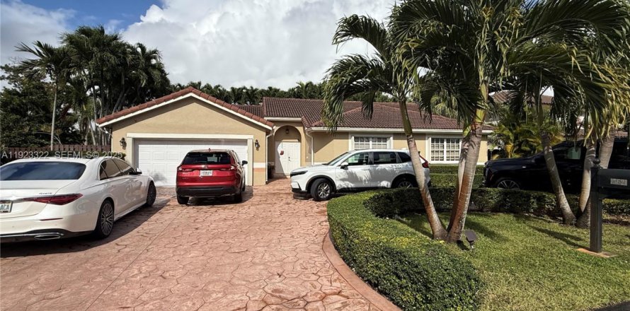 House in Miami, Florida 4 bedrooms, 231.79 sq.m. № 1976963