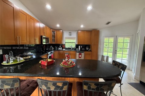 House in Miami, Florida 4 bedrooms, 231.79 sq.m. № 1976963 - photo 10