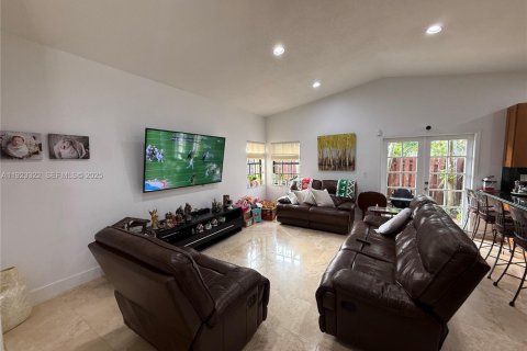 House in Miami, Florida 4 bedrooms, 231.79 sq.m. № 1976963 - photo 9