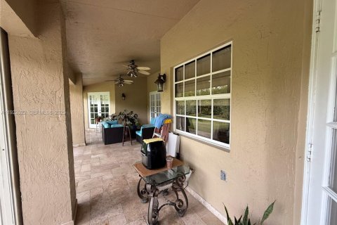 House in Miami, Florida 4 bedrooms, 231.79 sq.m. № 1976963 - photo 3