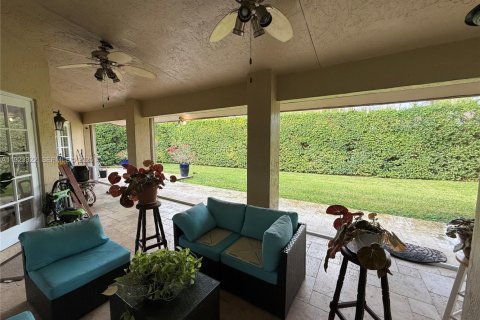 House in Miami, Florida 4 bedrooms, 231.79 sq.m. № 1976963 - photo 4