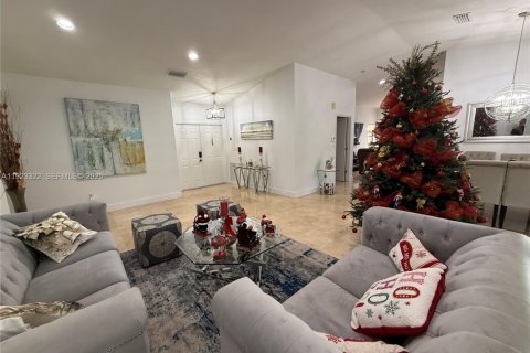 House in Miami, Florida 4 bedrooms, 231.79 sq.m. № 1976963 - photo 6