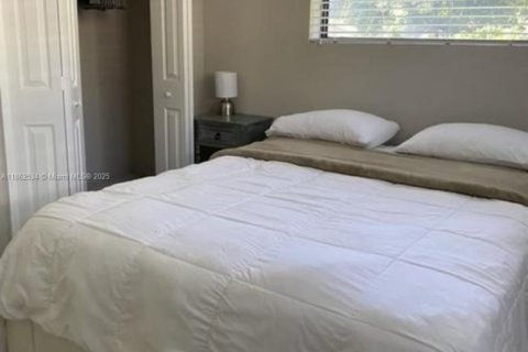 Villa ou maison à louer à Miami, Floride: 2 chambres, 89.19 m2 № 1890886 - photo 12