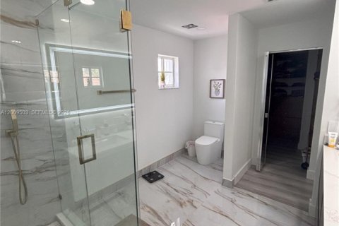 House in Weston, Florida 4 bedrooms, 209.59 sq.m. № 2076605 - photo 16