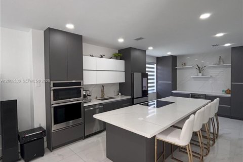 House in Weston, Florida 4 bedrooms, 209.59 sq.m. № 2076605 - photo 5