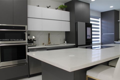 House in Weston, Florida 4 bedrooms, 209.59 sq.m. № 2076605 - photo 2