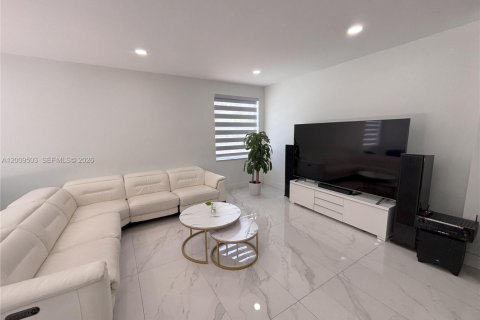House in Weston, Florida 4 bedrooms, 209.59 sq.m. № 2076605 - photo 7