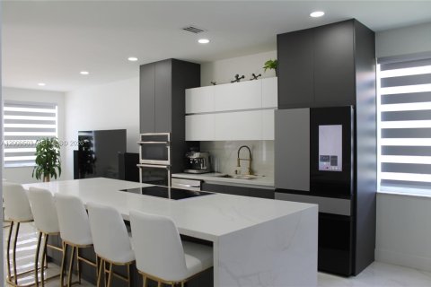 House in Weston, Florida 4 bedrooms, 209.59 sq.m. № 2076605 - photo 3