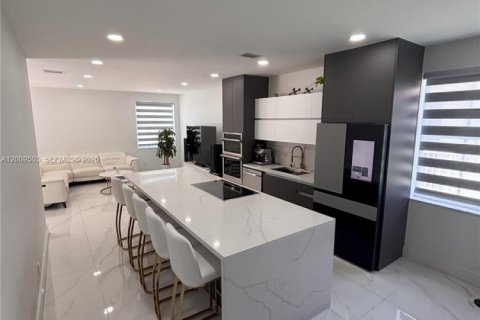 House in Weston, Florida 4 bedrooms, 209.59 sq.m. № 2076605 - photo 4