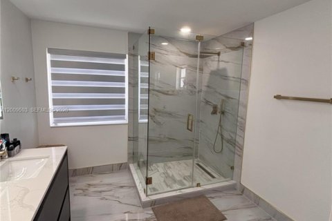 House in Weston, Florida 4 bedrooms, 209.59 sq.m. № 2076605 - photo 15