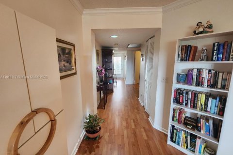 Copropriété à vendre à Pembroke Pines, Floride: 1 chambre, 97.18 m2 № 1971243 - photo 2