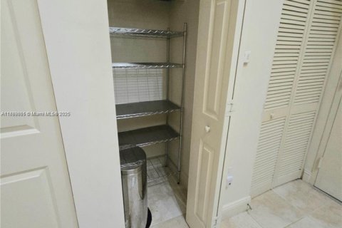 Condo in Plantation, Florida, 2 bedrooms  № 1700506 - photo 17
