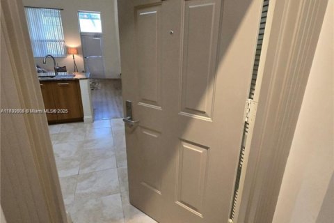 Condo in Plantation, Florida, 2 bedrooms  № 1700506 - photo 23