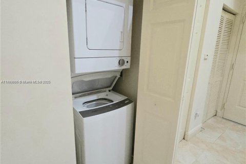 Condo in Plantation, Florida, 2 bedrooms  № 1700506 - photo 16