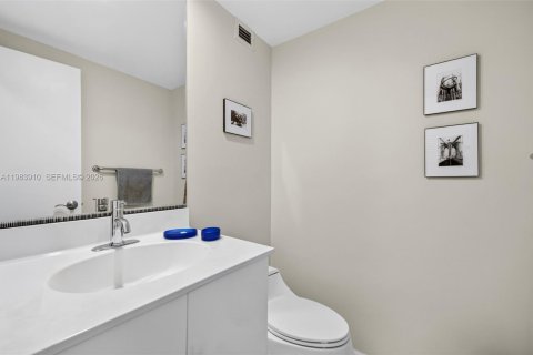 Купить кондоминиум в Холливуд, Флорида 2 спальни, 116.22м2, № 2176879 - фото 24