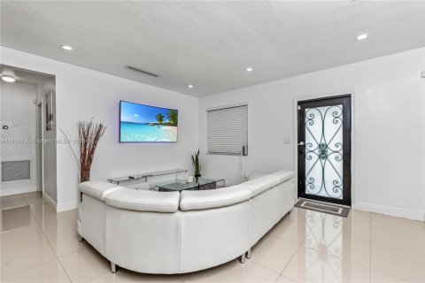 Casa en venta en Miami, Florida, 3 dormitorios, 154.4 m2 № 1867454 - foto 2