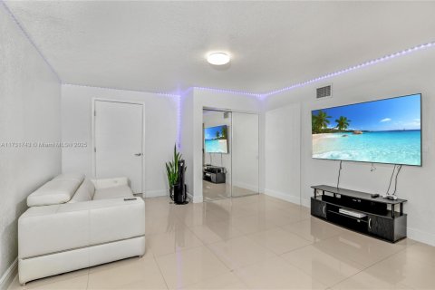 Casa en venta en Miami, Florida, 3 dormitorios, 154.4 m2 № 1867454 - foto 9