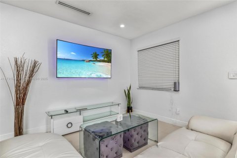 Casa en venta en Miami, Florida, 3 dormitorios, 154.4 m2 № 1867454 - foto 3