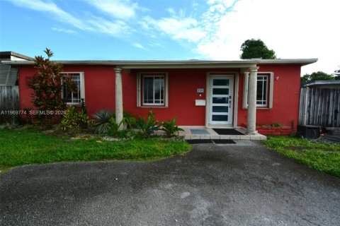 House in Hialeah, Florida 5 bedrooms, 215.35 sq.m. № 2030580 - photo 3