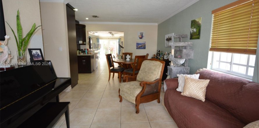 House in Hialeah, Florida 5 bedrooms, 215.35 sq.m. № 2030580