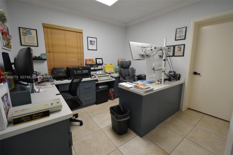 House in Hialeah, Florida 5 bedrooms, 215.35 sq.m. № 2030580 - photo 13