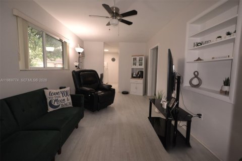 House in Hialeah, Florida 5 bedrooms, 215.35 sq.m. № 2030580 - photo 25