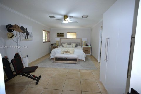 House in Hialeah, Florida 5 bedrooms, 215.35 sq.m. № 2030580 - photo 14