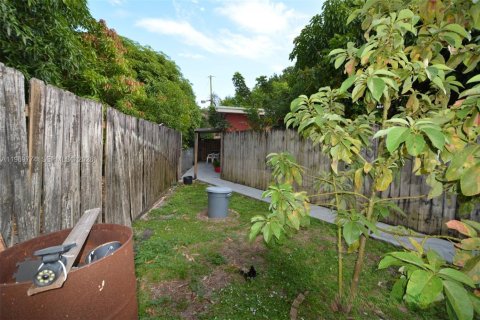 House in Hialeah, Florida 5 bedrooms, 215.35 sq.m. № 2030580 - photo 24