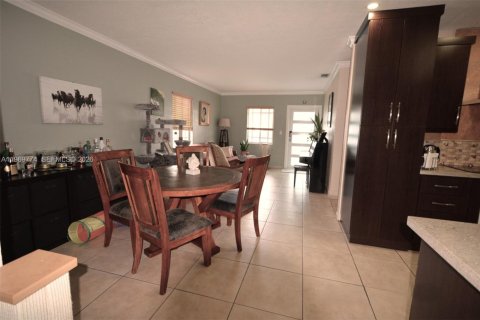 House in Hialeah, Florida 5 bedrooms, 215.35 sq.m. № 2030580 - photo 6
