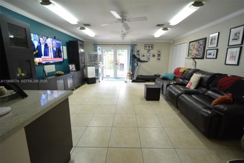 House in Hialeah, Florida 5 bedrooms, 215.35 sq.m. № 2030580 - photo 4
