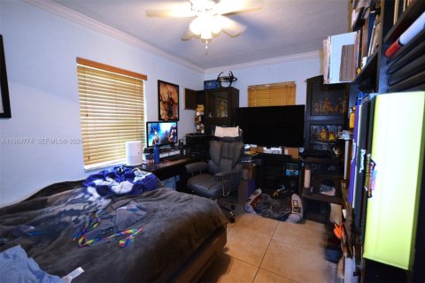 House in Hialeah, Florida 5 bedrooms, 215.35 sq.m. № 2030580 - photo 15