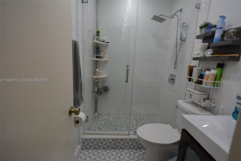 House in Hialeah, Florida 5 bedrooms, 215.35 sq.m. № 2030580 - photo 12