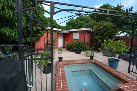 House in Hialeah, Florida 5 bedrooms, 215.35 sq.m. № 2030580 - photo 23