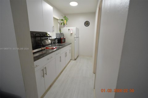 House in Hialeah, Florida 5 bedrooms, 215.35 sq.m. № 2030580 - photo 29