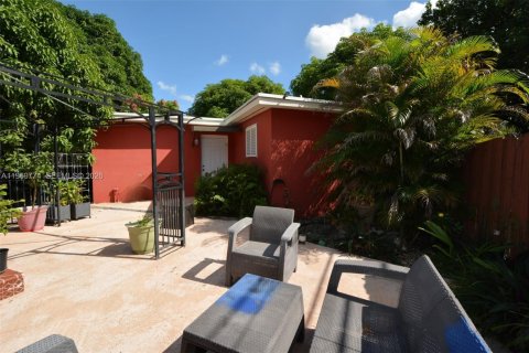 House in Hialeah, Florida 5 bedrooms, 215.35 sq.m. № 2030580 - photo 30